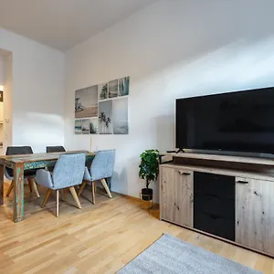 Apartment Cozy Steps Away From Subway Station, Wien
