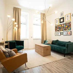 Apartment 2-room On The First Floor With Designer Renovation. Exit To The Courtyard. 15 Minutes To Schloss Schoenbrunn, Wien